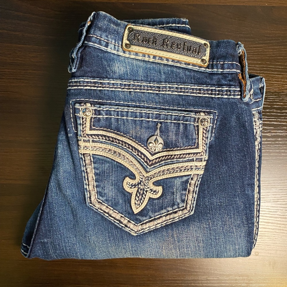 Women’s Rock revival mid-rise skinny jeans.